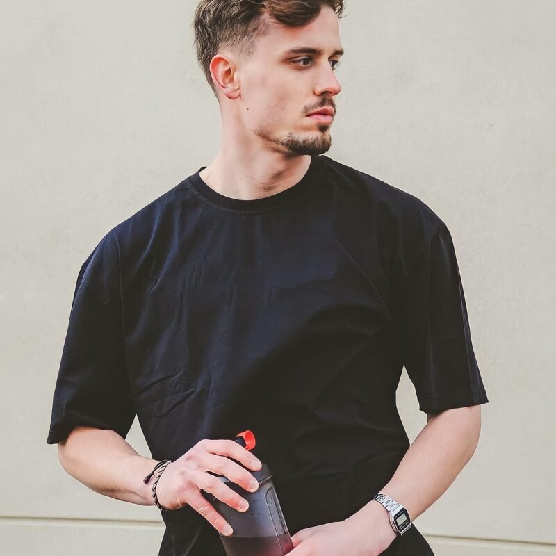 man, person, good looking, face, beauty, model, fashion, black shirt, pose, posing, camisa negra, playera negra, barba, rostro, foto de perfil, photoshoot, pared, blanco y negro, orgullo, retrato, hombre gay